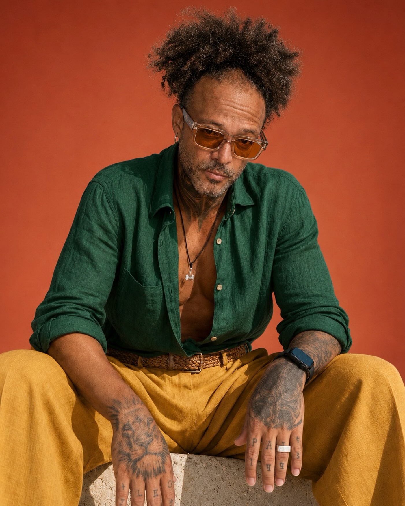 Casquinha in a green shirt and orange-tinted glasses